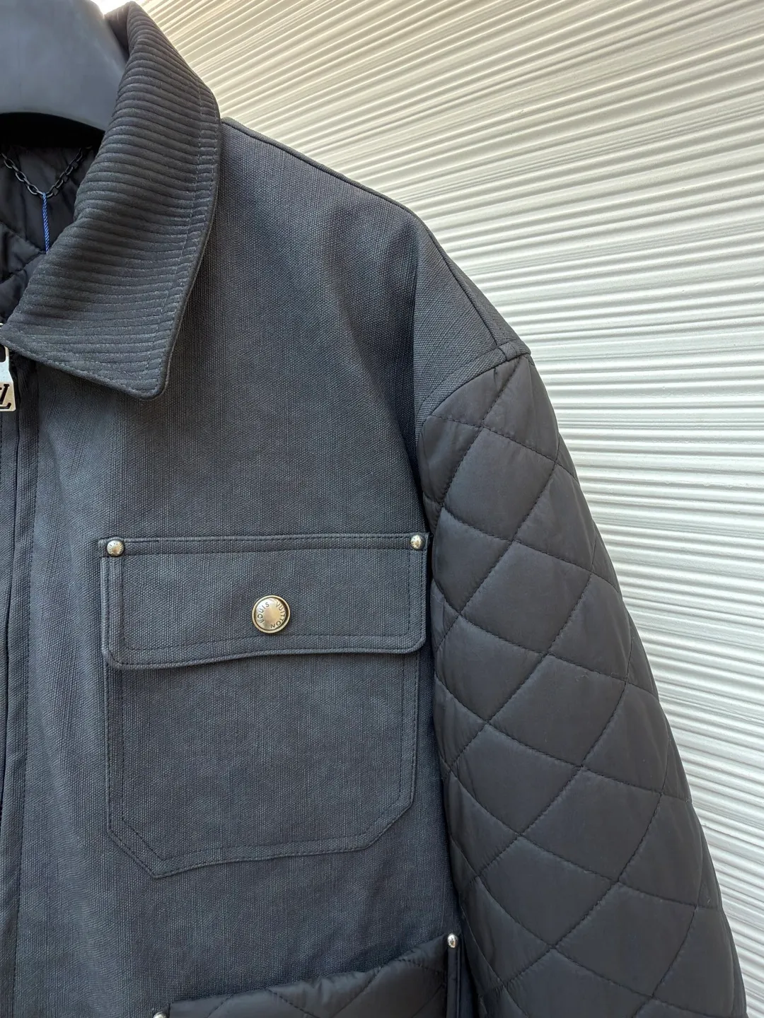 LOUIS VUITTON Nigo co-branded distressed tire cowhide rhombus quilted jacket ●Original version: purchased and developed by 38578 ●Item number: 1682253-B75 ●Fabric: cotton fabric ●Technology: distressed production ●Color: black ●Version: fitted version ●Weight: about 880 grams ●Size: 46-48-50-52 ●Description: Made of ZP custom dyed fabric The threads are dyed in the same cylinder with zero color difference. A full set of accessories are customized to differentiate from the market currency. Welcome to compare. The overall wiring is straight and delicate, the fabric is comfortable and soft, and the color is consistent without color difference. It can be matched with the same style to create a fashionable look and control various occasions. Customized accessories, complete with three standards, same style for men and women!